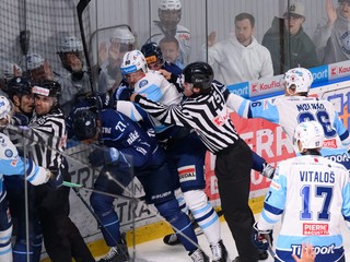 Hromadná šarvátka v zápase 1. kola medzi HK Nitra a HC Slovan Bratislava.