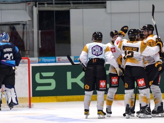 Na snímke radosť hráčov Skellefteå po úvodnom góle.