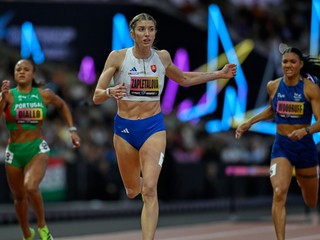 Emma Zapletalová v behu na 400 m cez prekážky na Ultimatívnych MS v atletike.