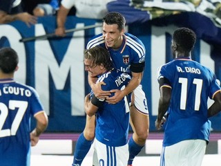 Futbalisti Coma oslavujú gól proti RB Lipsko v ligovej fáze Ligy majstrov.