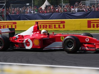 Bývalý jazdec Ferrari Sebastian Vettel jazdí na monoposte Ferrari F2022 pri príležitosti 30. výročia debutovej sezóny Michaela Schumachera v radoch Ferrari pred Veľkou cenou Talianska na okruhu v Monze.