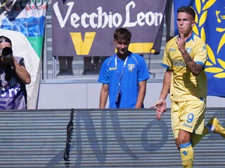 Hráč Antonio Raimondo z Frosinone sa teší z gólu počas zápasu 3. kola talianskej Serie A Frosinone Calcio - Benátky FC.