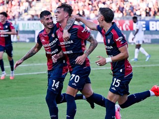 Hráč Cagliari Daniel Maldini (uprostred) oslavuje so spoluhráčmi.