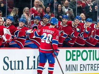 Juraj Slafkovsky oslavuje gól do siete Toronta.