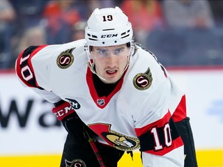 Na archívnej snímke z 29.apríla 2022 hráč Ottawy Senators Alex Formenton.