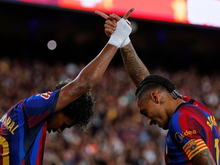 Futbalisti Barcelony Lamine Yamal a Raphinha sa tešia z gólu