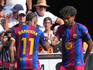 Hráč Barcelony Lamine Yamal (vpravo) sa teší z gólu počas zápasu 4. kola španielskej La Ligy Valencia CF – FC Barcelona.