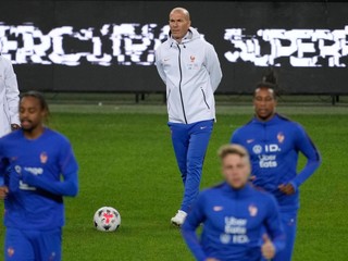 Tréner Zinedine Zidane počas tréningu Francúzska.