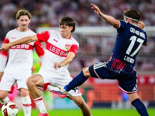 Slovenský futbalista Leo Sauer (uprostred) z Stuttgartu a Alessio Castro-Montes (vpravo) z Kolína počas zápasu 2. kola nemeckej Bundesligy VfB Stuttgart – 1. FC Kolín.
