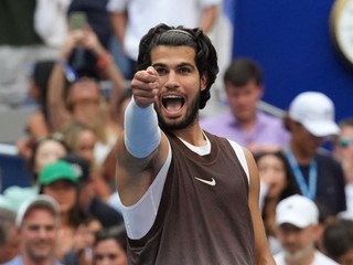 Carlos Alcaraz oslavuje postup do osemfinále na US Open 2026.