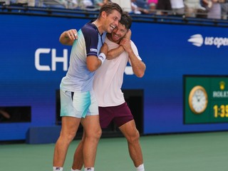 Neal Skupski a Christian Harrison oslavujú víťazstvo