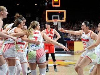 Maďarské basketbalistky oslavujú postup. 