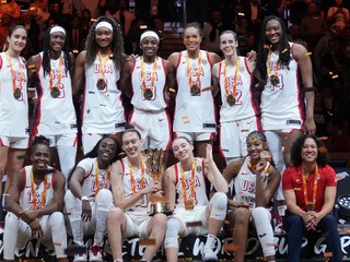 Na snímke americké hráčky pózujú na pódiu po výhre vo finálovom dueli USA - Francúzsko na majstrovstvách sveta v basketbale žien v Berlíne.