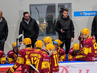 Na snímke hokejisti Trenčína, hore druhý zľava hlavný tréner Trenčína Todd Woodcroft.