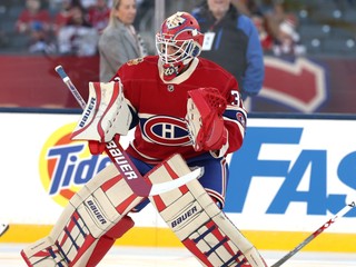 Brankár Montrealu Canadiens Jacob Fowler počas Heritage Classic proti Winnipegu.
