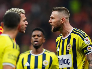 Milan Škriniar (vpravo) a Baris Alper Yilmaz vo výmene názorov