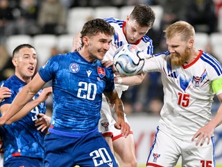 Dávid Ďuriš (Slovensko) a vpravo Odmar Faerö (Faerské ostrovy) počas zápasu C-divízie Ligy národov Faerské ostrovy - Slovensko.