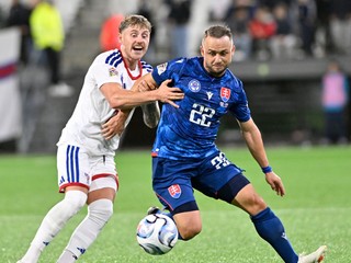 Na snímke vpravo Stanislav Lobotka (Slovensko) a Hanus Sörensen (Faerské ostrovy) počas zápasu C-divízie Ligy národov Faerské ostrovy - Slovensko v meste Tórshavn na Faerských ostrovoch v piatok 2. októbra 2026.