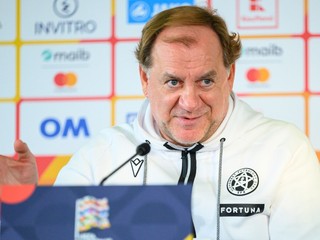 Na snímke tréner slovenskej futbalovej reprezentácie Vladimír Weiss st. počas tlačovej konferencie.