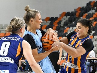 Na snímke uprostred Lucia Hadačová (Slovan), vľavo Ľudmila Fleischerová a vpravo Kelsey Ransonová (obe Košice).
