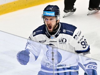 Peter Bjalončík (Poprad) sa teší z gólu v zápase HK Poprad - HC Prešov.
