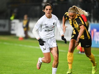 Na snímke hráčka Spartaku Myjava Nadja Stanovič (vľavo) a hráčka Hammarby IF Stina Lennartsson bojujú o loptu v prvom zápase osemfinále Európskeho pohára UEFA vo futbale žien Spartak Myjava - Hammarby IF.