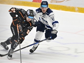 Alex Šotek (Poprad) a Matúš Havrila (Košice) v zápase 15. kola Tipsport ligy HK Poprad – HC Košice.