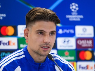 Brankár Slovana Dominik Takáč počas tlačovej konferencie.