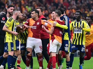 Milan Škriniar (tretí zľava) sa zapája do potýčky medzi futbalistami Galatasaray Istanbul (červené dresy) a Fenerbahce Istanbul (žlté dresy).