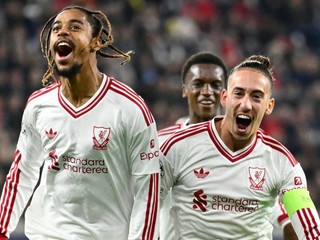 Hráč Liverpoolu Bradley Barcola (vľavo) oslavuje po tom, ako strelil hetrik.