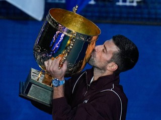 Srbský tenista Novak Djokovič bozkáva trofej po výhre finálového zápasu mužskej dvojhry proti Austrálčanovi Alexovi De Minaurovi na turnaji ATP v Pekingu.