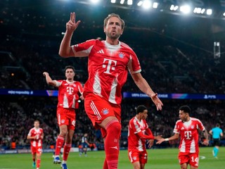 Harry Kane sa teší so spoluhráčmi Bayernu.