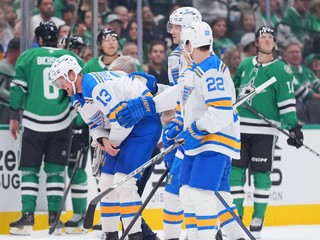 Pravý krídelník St. Louis Blues Alexej Toropčenko (13), ktorému spoluhráci pomáhajú z ľadu.
