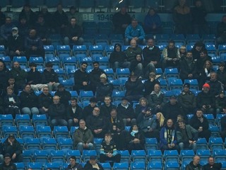 Poloprázdna tribúna počas duelu Manchester City - AEK Atény.