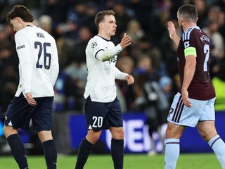 Fotka po zápase Aston Villa - Viking FK.
