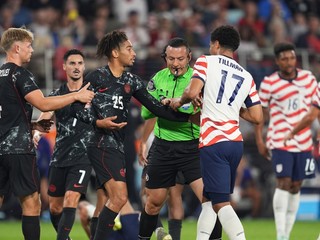 Momentka z prípravného zápasu USA - Kanada.