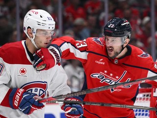 Ľavé krídlo Juraj Slafkovský (20) z Montrealu Canadiens a Vincent Desharnais z Washingtonu Capitals.