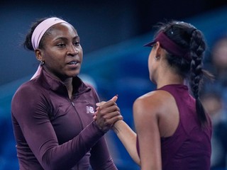 Na snímke americká tenistka Coco Gauffová (vľavo) a Číňanka Sin-žan Sun si podávajú ruky po skončení zápasu 3. kola ženskej dvojhry na turnaji WTA v Pekingu.