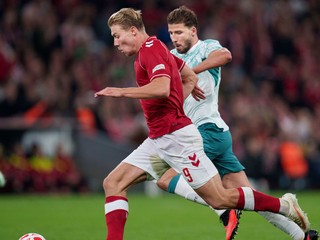 Rasmus Höjlund a Ruben Dias v zápase Ligy národov Dánsko - Portugalsko. 