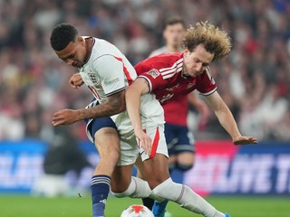 Morgan Rogers (vľavo) z Anglicka a Alex Král z Česka bojujú o loptu v zápase A-divízie Ligy národov vo futbale Anglicko - Česko v Londýne.