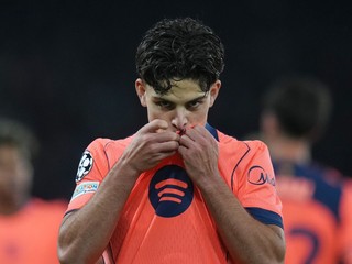 Na snímke hráč Barcelony Xavi Espart sa teší z gólu v šlágri 3. kola ligovej fázy Ligy majstrov vo futbale Paríž Saint-Germain - FC Barcelona.