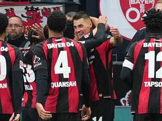 Patrik Schick sa raduje so spoluhráčmi Leverkusenu.
