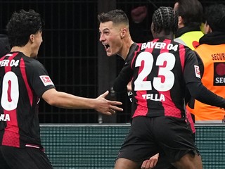 V strede Patrik Schick oslavuje gól.