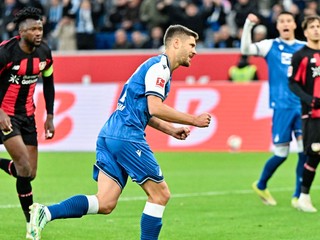 Chorvátsky futbalista Kramarič oslavuje gól do sete Leverkusenu.