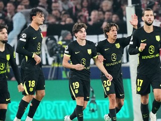 Futbalisti Atlética Madrid v zápase s VfB Stuttgart.