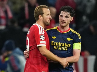Vľavo Harry Kane a Declan Rice v zápase Bayern Mníchov - Arsenal FC.