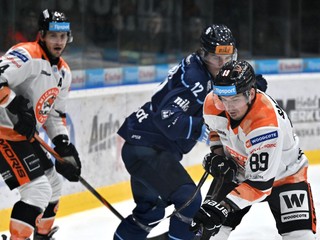 Fotka zo zápasu HK Dukla Michalovce - HC Slovan Bratislava.