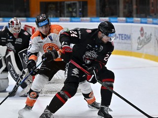 Lucas Edmonds (Michalovce) a Tomáš Zigo (Banská Bystrica) v zápase 11. kola hokejovej Tipsport ligy HK Dukla Michalovce - HC '05 TAM Banská Bystrica.