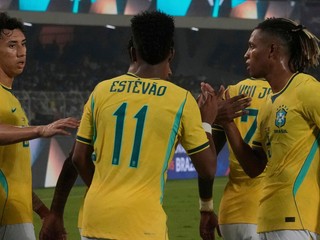Futbalisti Brazílie oslavujú gól.
