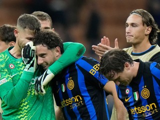 Futbalisti Interu Miláno oslavujú triumf nad Šachtarom Doneck.